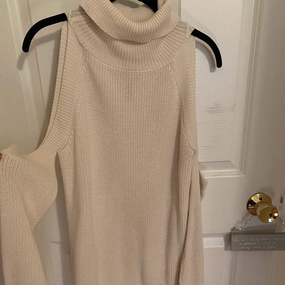 Turtle neck with open shoulders